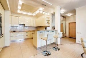 Барная стойка визуально отделяет пространство кухни от зоны гостиной Барная стойка визуально отделяет пространство кухни от зоны гостиной