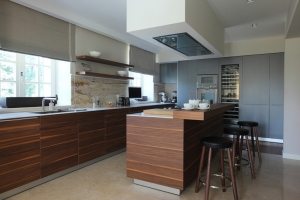 С одной из сторон кухонного острова обустроена барная стойка С одной из сторон кухонного острова обустроена барная стойка