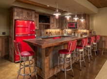 Креативное оформление кухни с массивной стойкой и комфортными барными стульями Креативное оформление кухни с массивной стойкой и комфортными барными стульями