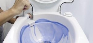 Специальная жидкость, которая используется в химических биотуалетах, способствует дезодорированию и устраняет неприятные запахи Специальная жидкость, которая используется в химических биотуалетах, способствует дезодорированию и устраняет неприятные запахи