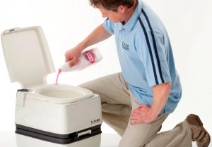 Перед использованием биотуалета в специальный резервуар необходимо залить химические добавки Перед использованием биотуалета в специальный резервуар необходимо залить химические добавки