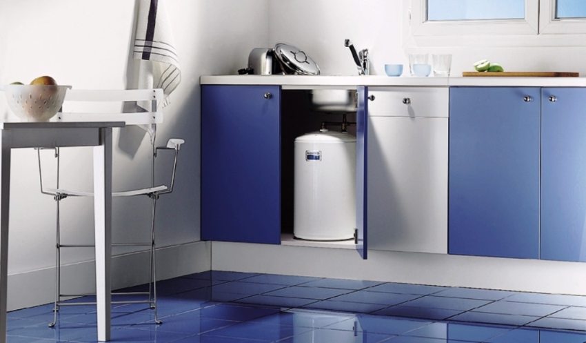 Проточный водонагреватель для подачи горячей воды расположен под кухонной мойкой