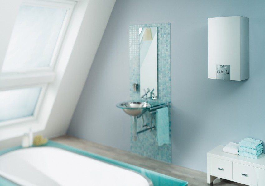 Настенный водонагревательный прибор имеет компактные размеры и легко впишется в интерьер ванной комнаты