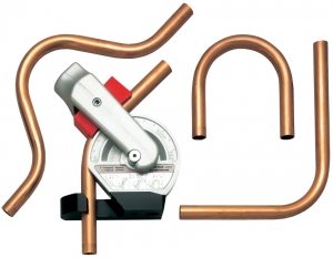 Согнуть трубу из меди можно с помощью специального инструмента - трубогиба Согнуть трубу из меди можно с помощью специального инструмента - трубогиба