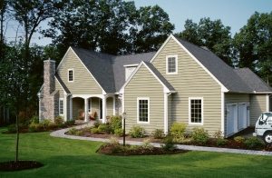 Дом, обшитый виниловым сайдингом, выглядит красиво и современно Дом, обшитый виниловым сайдингом, выглядит красиво и современно