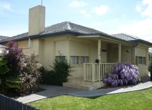 По внешнему виду наружные рольставни напоминают жалюзи По внешнему виду наружные рольставни напоминают жалюзи