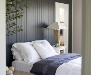 Вертикальное размещение панелей в спальне Вертикальное размещение панелей в спальне