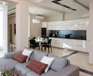 Фартук на кухне выполнен в контрастном темно-синем цвете Фартук на кухне выполнен в контрастном темно-синем цвете