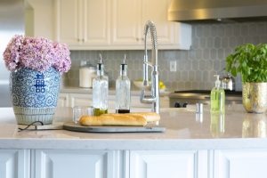 Керамическая плитка влагоустойчива, легко моется и не боится механических повреждений Керамическая плитка влагоустойчива, легко моется и не боится механических повреждений