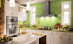 Яркая салатовая плитка уложена "кирпичиком" Яркая салатовая плитка уложена "кирпичиком"