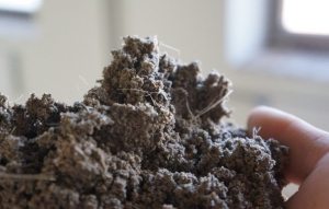 Консистенция раствора из цемента, песка и воды с добавлением фиброволокон Консистенция раствора из бетона и песка с добавлением фиброволокон