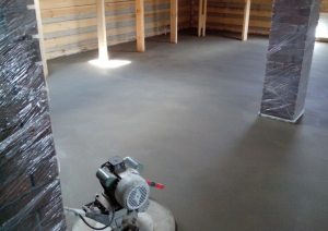 Еще не застывшую стяжку шлифуют с помощью специальной шлифовальной машины Еще не застывшую стяжку шлифуют с помощью специальной шлифовальной машины