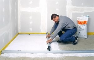 Верхний край демпферной ленты должен выходить на поверхность финишного покрытия сухой стяжки Верхний край демпферной ленты должен выходить на поверхность финишного покрытия сухой стяжки