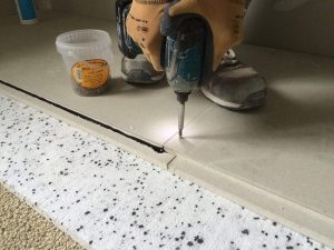 Гипсоволокнистые листы верхнего слоя сухой стяжки крепятся клеем и жёстко фиксируются с помощью Гипсоволокнистые листы верхнего слоя сухой стяжки крепятся клеем и жёстко фиксируются с помощью