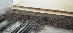 В слое сыпучего наполнителя сухой стяжки удобно прятать разводку коммуникаций В слое сыпучего наполнителя сухой стяжки удобно прятать разводку коммуникаций