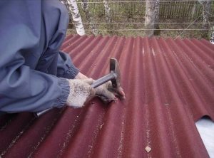 После укладки и закрепления первого ряда листов ондулина - можно приступать к укладке второго ряда После укладки и закрепления первого ряда листов ондулина - можно приступать к укладке второго ряда