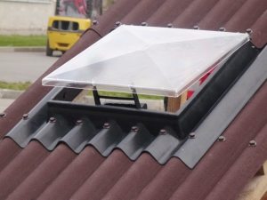 Размещение мансардного окна в кровле, укрытой ондулином Размещение мансардного окна в кровле, укрытой ондулином