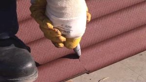 Ондулин - мягкий материал, его легко можно разрезать строительным ножом. Сделать своими руками кровлю из ондулина не так уж и сложно. Ондулин - мягкий материал, его легко можно разрезать строительным ножом. Сделать своими руками кровлю из ондулина не так уж и сложно.