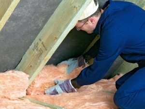 Зазоры между утеплителем и стропилами должны быть минимальными Зазоры между утеплителем и стропилами должны быть минимальными