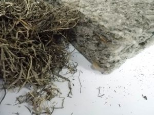 Камка - натуральный утеплитель, представляющий собой прошивные маты из водорослей Камка - натуральный утеплитель, представляющий собой прошивные маты из водорослей