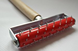 Для лучшего сцепления гладкие плиты пеноплекса прокатывают игольчатым валиком Для лучшего сцепления гладкие плиты пеноплекса прокатывают игольчатым валиком