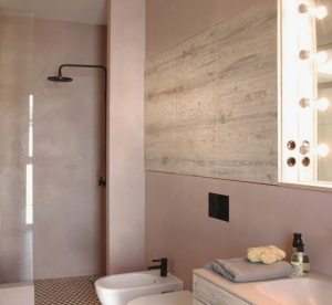 Водостойкую штукатурку для декора стен можно использовать для отделки ванной комнаты