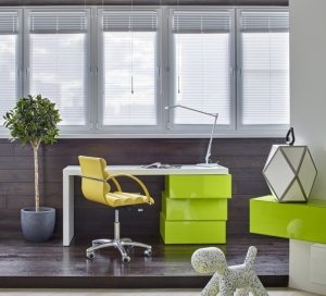 Панели реечного типа на стене в детской комнате Панели реечного типа на стене в детской комнате