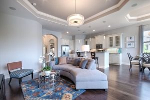 Пример удачного использования в гостиной двухуровневых потолков из ГКЛ Пример удачного использования в гостиной двухуровневых потолков из ГКЛ