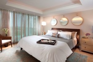 Двухуровневый потолок в спальне Двухуровневый потолок в спальне