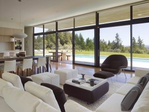 Объединение кухни и гостиной экономит пространство Объединение кухни и гостиной экономит пространство