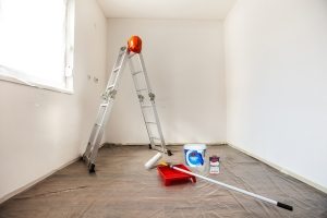 Стены грунтуются после их оштукатуривания и шпаклевания