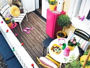 Фактурная штукатурка на стенах и деревянная доска на полу балкона Фактурная штукатурка на стенах и деревянная доска на полу балкона