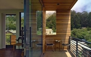 Доска из дерева в отделке балкона Доска из дерева в отделке балкона