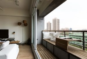 Бетон и дерево в отделке балкона Бетон и дерево в отделке балкона