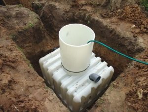 Монтаж септика во дворе частного дома Монтаж септика во дворе частного дома