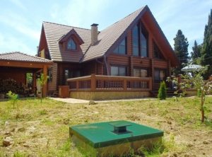 Аккуратная крышка септика не портит внешний вид дачного участка Аккуратная крышка септика не портит внешний вид дачного участка