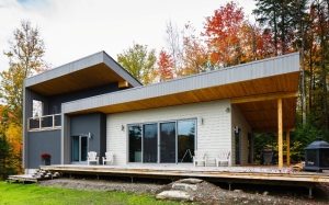 Крыльцо деревянного дома переходит в террасу Крыльцо деревянного дома переходит в террасу