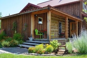 На просторном крыльце можно обустроить дополнительное место для отдыха На просторном крыльце можно обустроить дополнительное место для отдыха