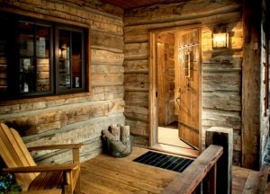 Уютное крыльцо с деревянной отделкой Уютное крыльцо с деревянной отделкой