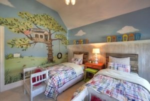 Ламинат на стене детской комнаты Ламинат на стене детской комнаты