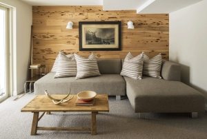 На стене дачного домика ламинат смотрится гармонично На стене дачного домика ламинат смотрится гармонично