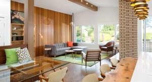 Ламинат на стене смотрится стильно и оригинально Ламинат на стене в интерьере: фото отделки стен ламинатом