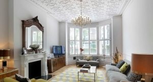 С помощью плиток из пенопласта можно легко и быстро декорировать потолок