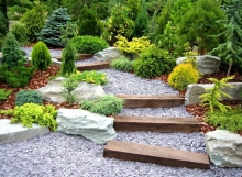 Ступени из камня и деревянных брусьев Ступени из камня и деревянных брусьев