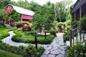 Брусчатка и крупный камень в оформлении дорожек Брусчатка и крупный камень в оформлении дорожек