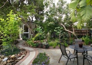 Края дорожки оформлены кирпичом Края дорожки оформлены кирпичом