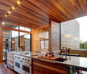 Внутренняя отделка кухни с использованием дерева Внутренняя отделка кухни с использованием дерева