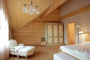 Гармонично и уместно имитация бруса смотрится в мансардных помещениях Гармонично и уместно имитация бруса смотрится в мансардных помещениях