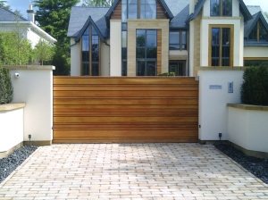 Откатные ворота в частном доме Откатные ворота в частном доме