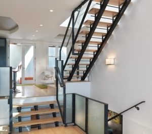 Лестница со стеклянными перилами Лестница со стеклянными перилами